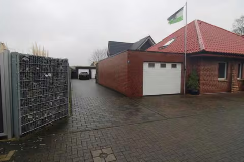 Zwangsversteigerung Einfamilienhaus in Nottuln, Appelhülsen – Blick von der Zufahrt auf das zu bewertende Wohnhaus und die Doppelgarage.