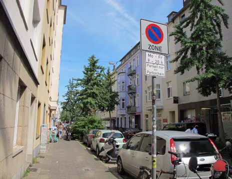 Zwangsversteigerung Büro in Düsseldorf, Friedrichstadt – Hofüberdachung mit Oberlichtern und technischen Installationen.