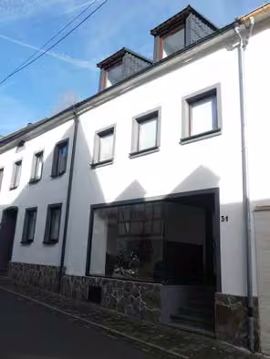 Zwangsversteigerung Einfamilienhaus in Blankenheim – Außenansicht des Wohn- und Geschäftshauses Ahrstraße 31 (Flurstück 459).