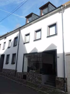 Zwangsversteigerung Einfamilienhaus in Blankenheim – Außenansicht des Wohn- und Geschäftshauses Ahrstraße 31 (Flurstück 459).