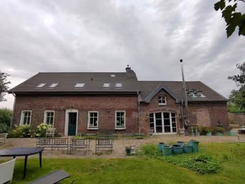 Zwangsversteigerung Einfamilienhaus in Kempen, Tönisberg – Gartenansicht des sanierten Wohnhauses mit großflächigem Grünbereich.
