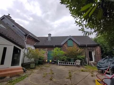 Zwangsversteigerung Einfamilienhaus in Kempen, Tönisberg – Hauseingangsseite mit Vorplatz und unfertigen Fassadenbereichen.