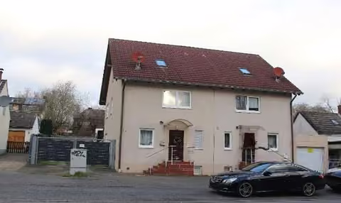 Zwangsversteigerung Doppelhaushälfte in Recklinghausen, Suderwich – Straßenseitige Außenansicht des Doppelhauses mit Vorgarten und Garagenzufahrt.