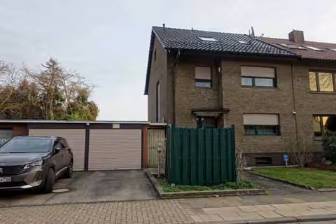 Zwangsversteigerung Doppelhaushälfte in Hürth, Efferen – Doppelhaushälfte straßenseitig mit vorgelagerter Pkw-Doppelgarage.