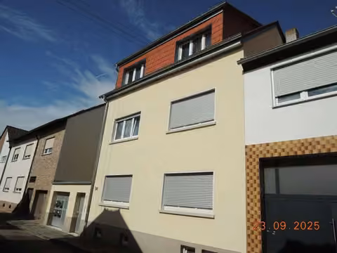 Zwangsversteigerung Mehrfamilienhaus in Ludwigshafen am Rhein, Oggersheim – Straßenansicht der Gebäudefront Langgewannstraße 34 mit Hauseingang und Zufahrtstor.