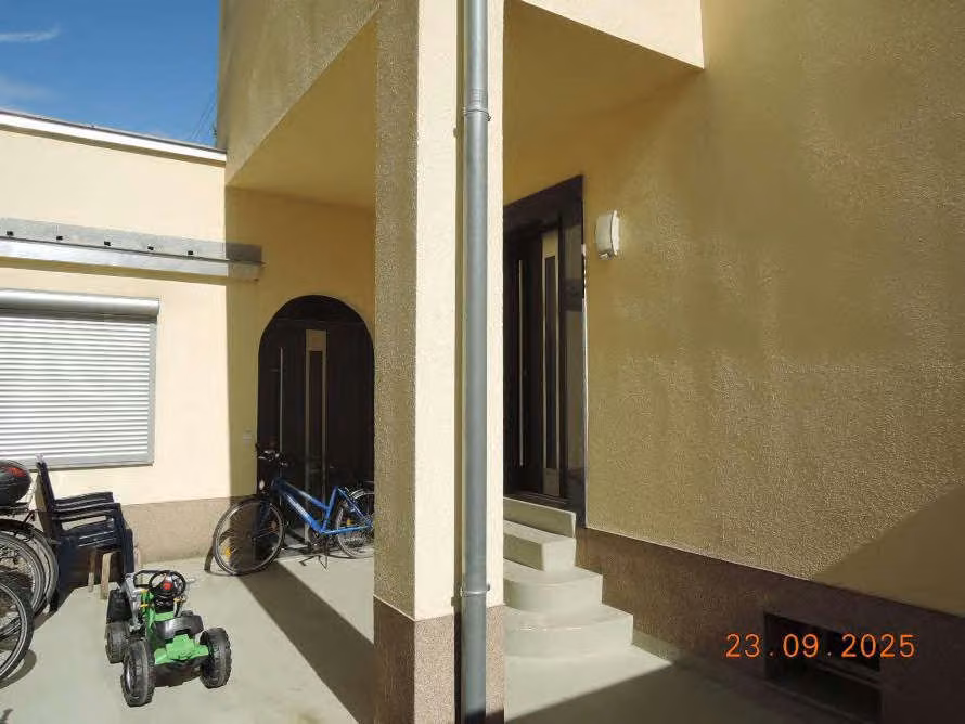 Zwangsversteigerung Mehrfamilienhaus in Ludwigshafen am Rhein, Oggersheim – Hofansicht des überdachten Hauseingangsbereichs mit Treppenstufen.