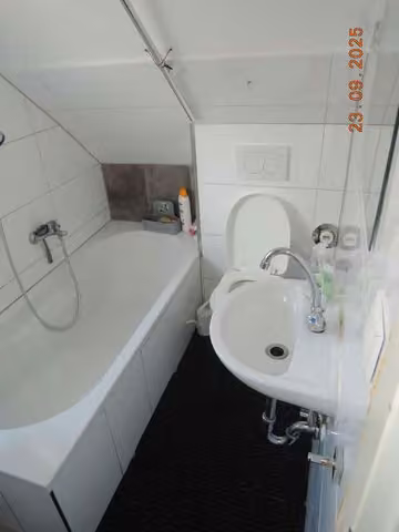 Zwangsversteigerung Mehrfamilienhaus in Ludwigshafen am Rhein, Oggersheim – Badezimmer im Dachgeschoss mit Wanne und wandhängendem WC.