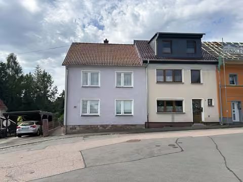 Zwangsversteigerung Einfamilienhaus in Hainichen – Vorderansicht des Reihenendhauses an der Ziegelstraße mit Kennzeichnung.