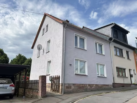 Zwangsversteigerung Einfamilienhaus in Hainichen – Ansicht der nach Osten gelegenen Giebelseite und Grundstückszugang.