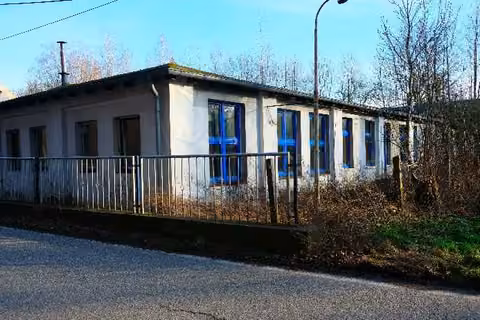 Zwangsversteigerung in Frankenberg, Mühlbach – Außenansicht des Werksgeländes mit Tordurchfahrt, Industriegebäuden und Schornstein