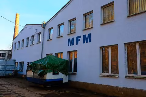 Zwangsversteigerung in Frankenberg, Mühlbach – Seitenansicht der Gewerbebauten mit Hallenanbauten und Freifläche