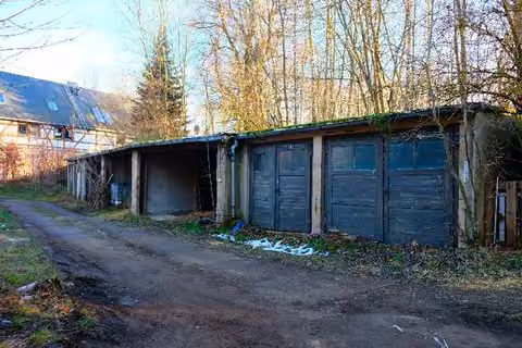 Zwangsversteigerung in Frankenberg, Mühlbach – Außenansicht des baufälligen und teils eingestürzten Wohnhauses