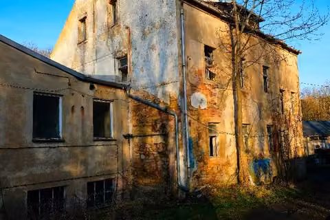 Zwangsversteigerung in Frankenberg, Mühlbach – Hofbereich mit baufälligen Schuppen- und Garagengebäuden
