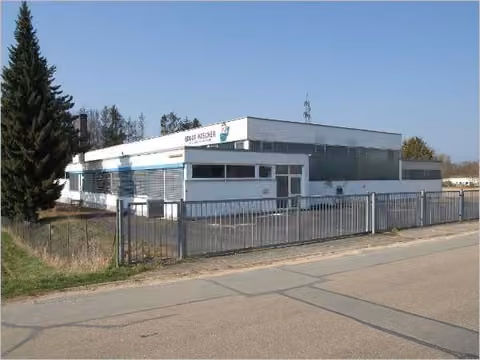Zwangsversteigerung Büro in Happurg – Außenansicht des Gewerbeanwesens von Osten mit Zufahrt und Bürogebäude.