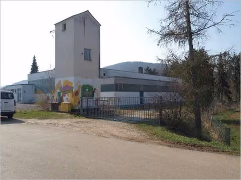 Zwangsversteigerung Büro in Happurg – Außenansicht des Hallenanwesens von Nordosten.