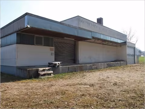 Zwangsversteigerung Büro in Happurg – Ansicht der westlichen Anlieferungszone mit Rampe.