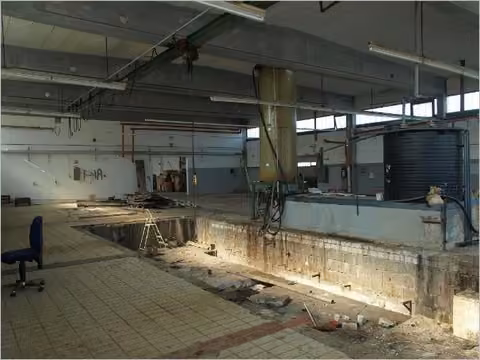 Zwangsversteigerung Büro in Happurg – Innenansicht der Mittelhalle mit den vertieften Tauchbecken der Färberei.