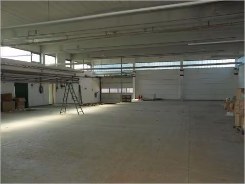 Zwangsversteigerung Büro in Happurg – Innenansicht des ebenen Lagerhallenbereichs in der Mittelhalle.