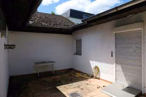 Zwangsversteigerung Einfamilienhaus in Berlin, Lichterfelde – Terrassenbereich und offener Patio des Wohngebäudes nach Norden.