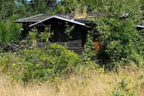 Zwangsversteigerung Einfamilienhaus in Berlin, Lichterfelde – Einfaches Gartenhaus auf dem rückwärtigen Flurstück 58/15.