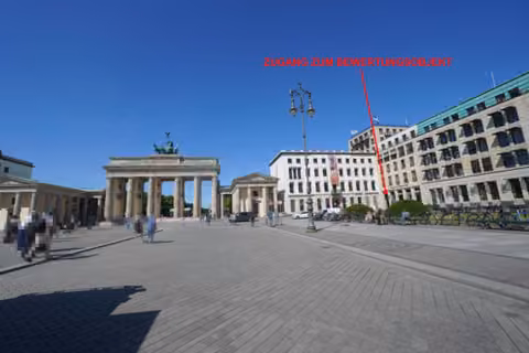 Zwangsversteigerung Eigentumswohnung in Berlin, Mitte – Ansicht der Gesamtanlage vom Pariser Platz mit Brandenburger Tor.