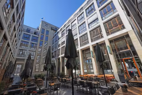 Zwangsversteigerung Eigentumswohnung in Berlin, Mitte – Innenhof der Gesamtanlage mit Gastronomienutzung.