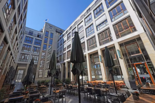 Zwangsversteigerung Eigentumswohnung in Berlin, Mitte – Innenhof der Gesamtanlage mit Gastronomienutzung.