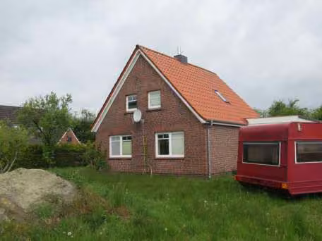 Zwangsversteigerung Einfamilienhaus in Negenmeerten, Neegenmerten – Vorderansicht des freistehenden Einfamilienhauses mit Vorplatz und Nebengebäude.