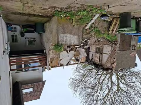 Zwangsversteigerung Mehrfamilienhaus in Bad Pyrmont, Holzhausen – Ansicht des baufälligen Anbaus im Hofbereich.