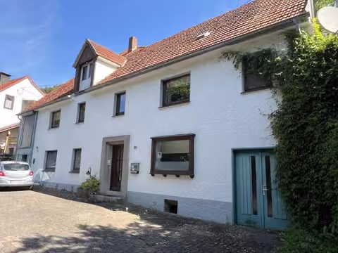 Zwangsversteigerung Einfamilienhaus in Marsberg, Beringhausen – Außenansicht des Wohnhauses aus erhöhter Perspektive.