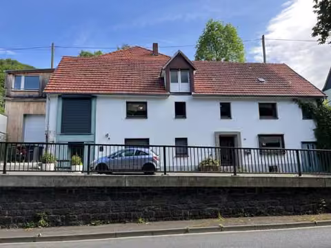 Zwangsversteigerung Einfamilienhaus in Marsberg, Beringhausen – Ansicht der Zufahrt und Verkehrsfläche vor dem Gebäude.