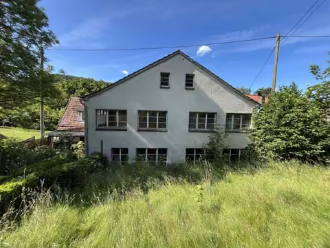 Zwangsversteigerung Einfamilienhaus in Marsberg, Beringhausen – Rückwärtige Gebäudeansicht mit angrenzendem Gartenbereich.