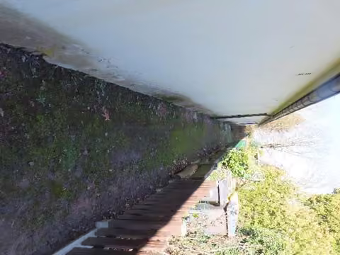Zwangsversteigerung Grundstück in Alsdorf, Ofden – Rückfront der Garagenzeile und Verlauf der Wegefläche.
