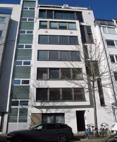 Zwangsversteigerung Eigentumswohnung in Düsseldorf, Unterbilk – Straßenansicht der Wohnanlage Brückenstraße 14 mit den oberen Staffelgeschossen.