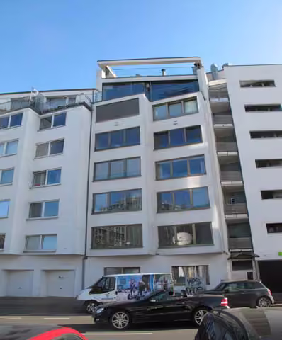 Zwangsversteigerung Eigentumswohnung in Düsseldorf, Unterbilk – Fassadenansicht mit Blick auf die aufgestockten Dachterrassenbereiche.