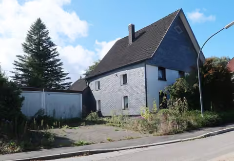 Zwangsversteigerung Einfamilienhaus in Gevelsberg, Asbeck – Vorderansicht des Einfamilienhauses mit Giebel und Zufahrt