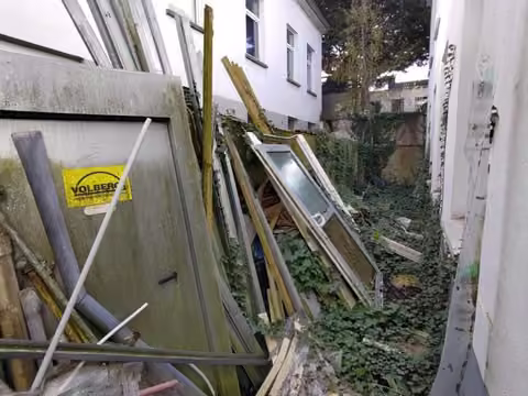 Zwangsversteigerung Mehrfamilienhaus in Krefeld, Stadtmitte – Hofseitige Ansicht des Gebäudes und des angebauten Seitenflügels.