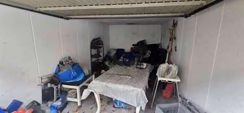 Zwangsversteigerung Stellplatz/Garage in Gelsenkirchen, Rotthausen – Außenansicht der Garage Nr. 1 im hinteren Grundstücksbereich.