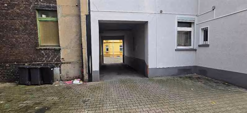 Zwangsversteigerung Stellplatz/Garage in Gelsenkirchen, Rotthausen – Hofdurchfahrt auf dem Nachbargrundstück zur Garagenanlage.