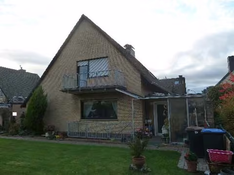 Zwangsversteigerung Einfamilienhaus in Grevenbroich, Neukirchen – Rückansicht des Einfamilienhauses mit Gartenbereich und Dachgaube