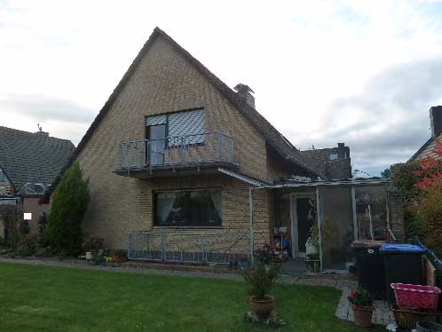 Zwangsversteigerung Einfamilienhaus in Grevenbroich, Neukirchen – Rückansicht des Einfamilienhauses mit Gartenbereich und Dachgaube