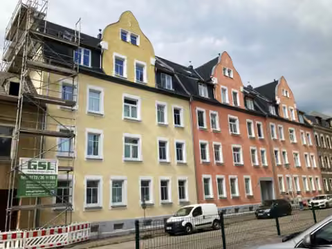 Zwangsversteigerung Eigentumswohnung in Burgstädt – Straßenansicht der Wohnanlage von Südosten mit markierter Dachgeschosswohnung.