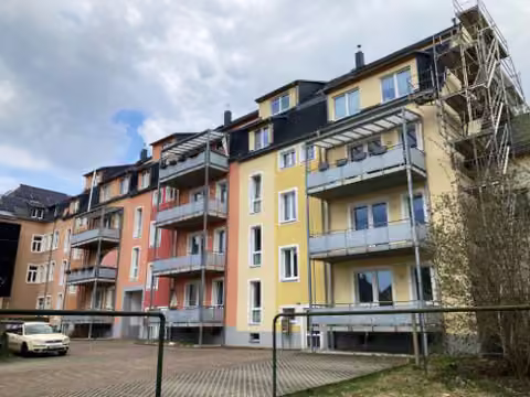 Zwangsversteigerung Eigentumswohnung in Burgstädt – Hofansicht des Gebäudekomplexes von Südwesten mit Balkonen.