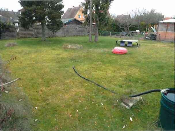 Zwangsversteigerung in Lauenburg – Gartenseite des Gebäudes mit überdachter Terrasse und Kellerzufahrt.