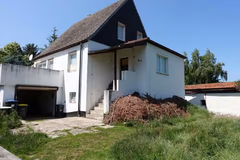 Zwangsversteigerung Einfamilienhaus in Bleicherode, Mörbach – Vorderansicht des freistehenden Einfamilienhauses mit Garagenanbau und Dachterrasse