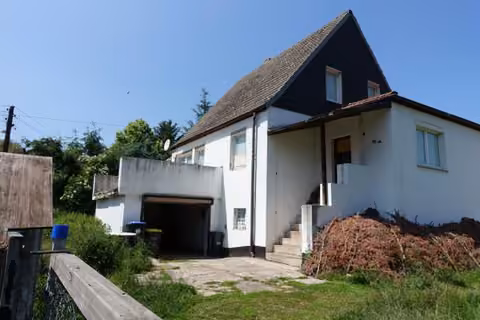 Zwangsversteigerung Einfamilienhaus in Bleicherode, Mörbach – Straßenansicht des Wohnhauses mit Zufahrt und Garage