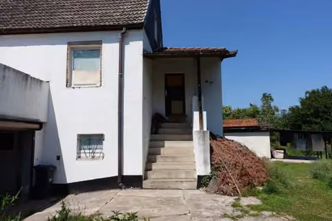 Zwangsversteigerung Einfamilienhaus in Bleicherode, Mörbach – Eingangsbereich mit Windfang und Außentreppe