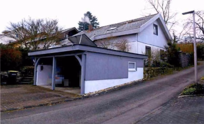 Zwangsversteigerung Einfamilienhaus in Abstatt – Ansicht mit Doppelcarport und Photovoltaikanlage von Nordwesten.