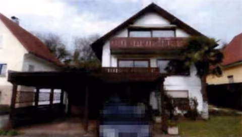 Zwangsversteigerung Einfamilienhaus in Ittlingen – Vorderansicht des Einfamilienhauses mit Giebel und Zufahrt.