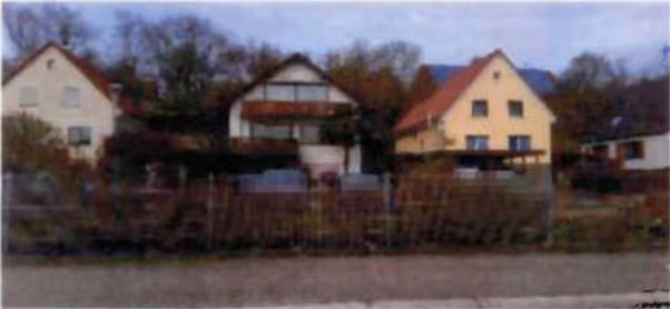 Zwangsversteigerung Einfamilienhaus in Ittlingen – Außenansicht des Wohnhauses und Grundstücks aus Süden.